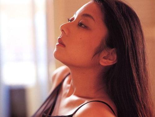 名星女人在线视频,在线视频揭秘时尚圈幕后故事